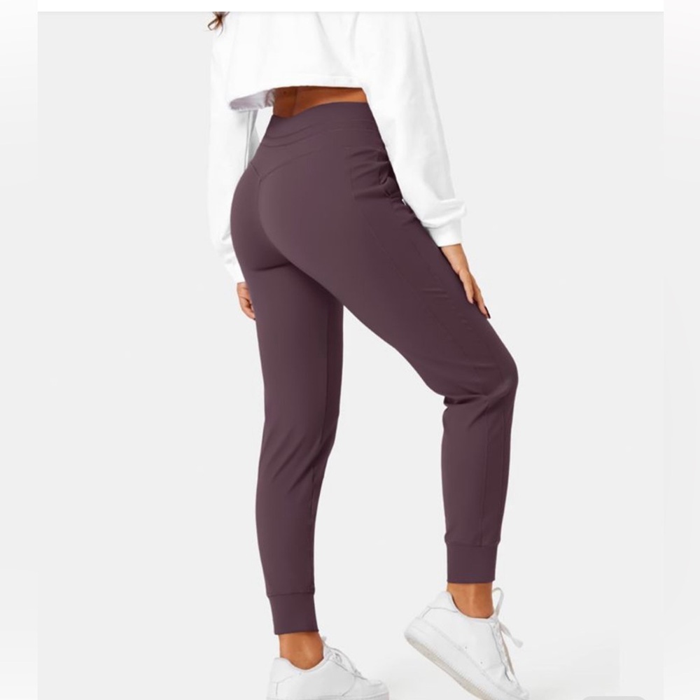 New without tags Halara full length joggers. Size Large.
